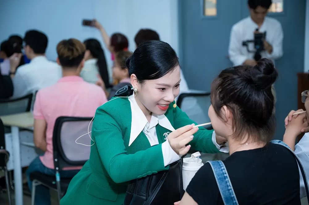 khóa học đào tạo phong thái trên bàn tiệc