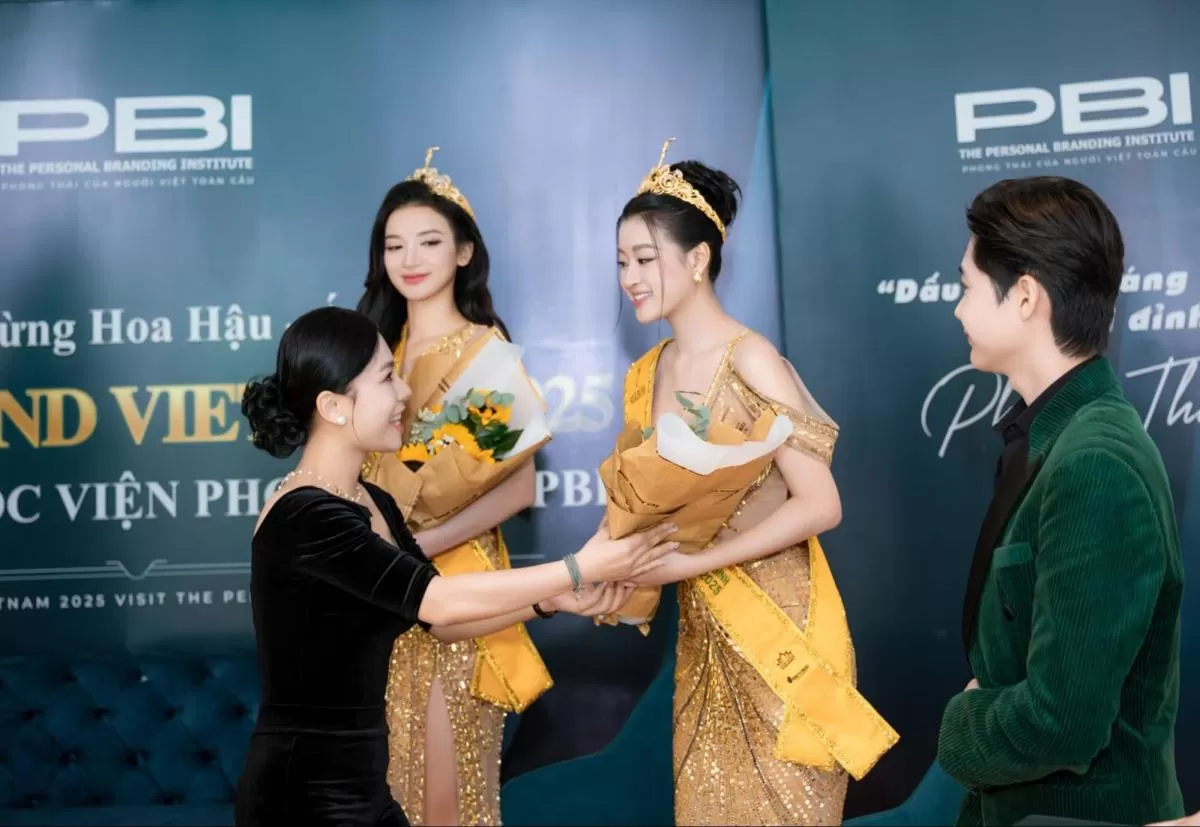 Á Hậu Phương Anh